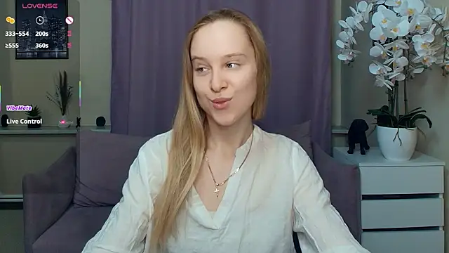 Snapshot of SoonMoor chatting on March 21, 6:44 pm SoonMoor online show from March 21, 6:44 pm