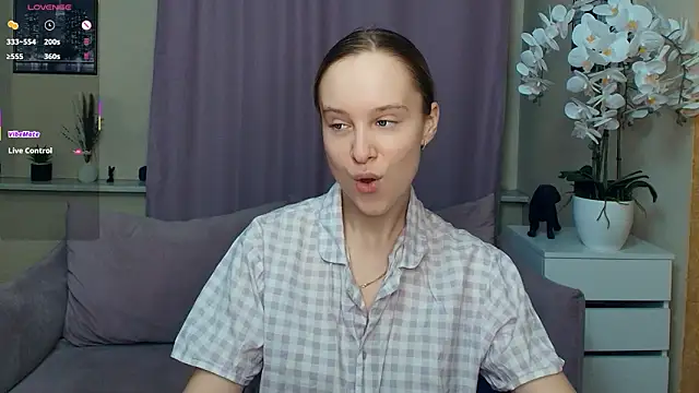 Snapshot of SoonMoor chatting on March 22, 6:33 pm SoonMoor online show from March 22, 6:33 pm