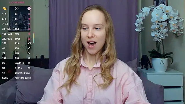 Snapshot of SoonMoor chatting on March 29, 6:41 pm SoonMoor online show from March 29, 6:41 pm