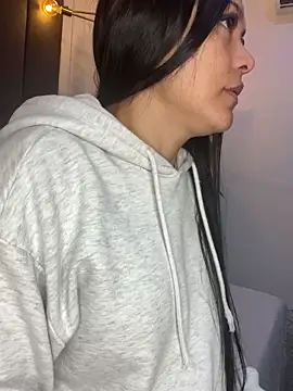 TiffanyyLam online show from January 6, 11:36 am