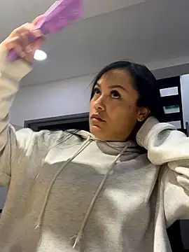 TiffanyyLam online show from January 10, 11:45 am