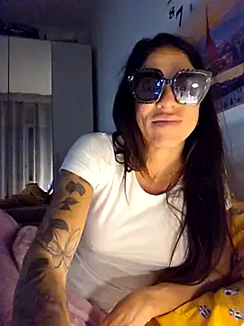 Snapshot of sexy7883 chatting on November 15, 6:22 am sexy7883 online show from November 15, 6:22 am