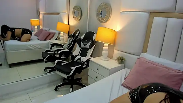 Snapshot of NahiaMonet chatting on October 31, 11:44 am NahiaMonet online show from October 31, 11:44 am