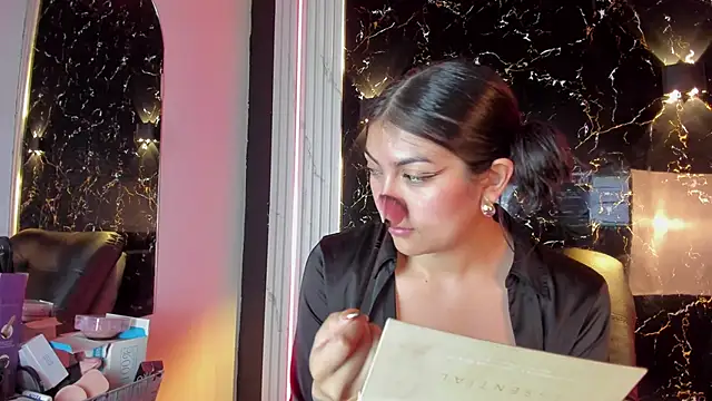 Snapshot of LolaXXXperience chatting on October 30, 11:11 am LolaXXXperience online show from October 30, 11:11 am