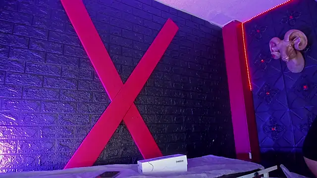 Snapshot of LolaXXXperience chatting on November 4, 11:42 am LolaXXXperience online show from November 4, 11:42 am