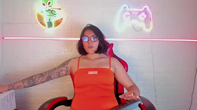 LolaXXXperience online show from November 15, 11:40 am