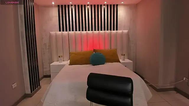 LucyWeiss  online show from November 10, 8:41 pm