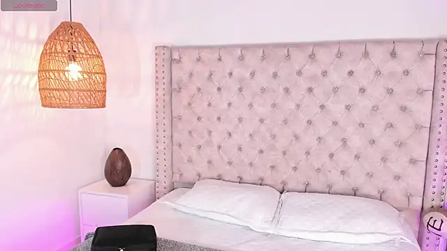 AdharaMancinii online show from October 31, 11:44 am