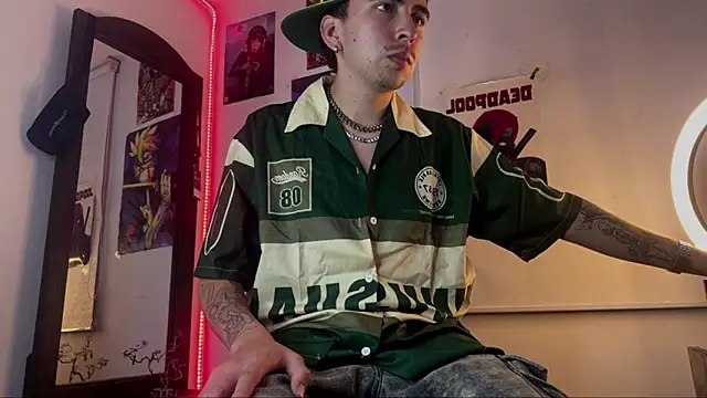 Snapshot of liamty_luxor chatting on October 9, 11:25 pm liamty luxor online show from October 9, 11:25 pm