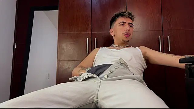 Snapshot of liamty_luxor chatting on October 20, 1:17 am liamty luxor online show from October 20, 1:17 am