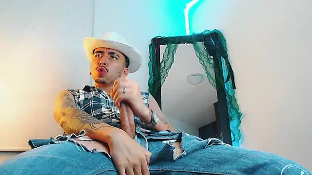 Snapshot of liamty_luxor chatting on December 16, 4:39 am liamty luxor online show from December 16, 4:39 am