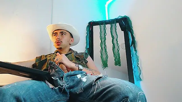 Snapshot of liamty_luxor chatting on December 18, 4:29 am liamty luxor online show from December 18, 4:29 am