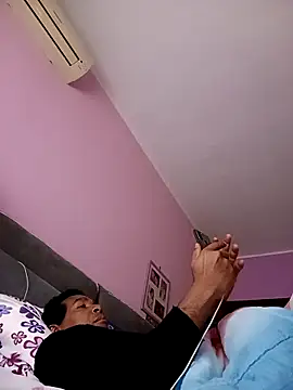 Snapshot of estrogeni chatting on February 9, 7:01 am estrogeni online show from February 9, 7:01 am