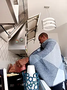 Snapshot of estrogeni chatting on March 30, 8:48 am estrogeni online show from March 30, 8:48 am