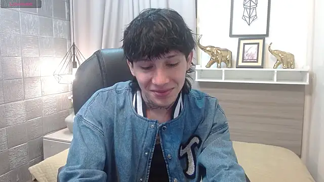 Iantwink18 online show from November 8, 7:45 pm