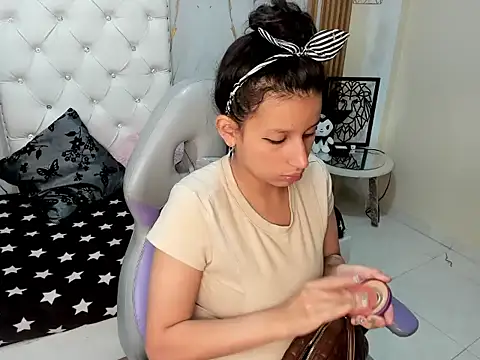 Chloe littleee online show from September 17, 12:40 pm