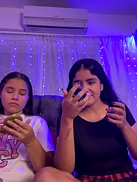 Snapshot of Ashley_and_Zoe chatting on September 9, 12:43 am Ashley and Zoe online show from September 9, 12:43 am