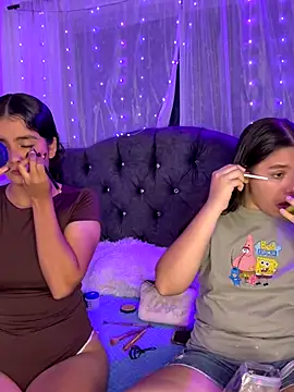 Snapshot of Ashley_and_Zoe chatting on September 16, 6:42 pm Ashley and Zoe online show from September 16, 6:42 pm