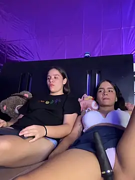 Snapshot of Ashley_and_Zoe chatting on October 30, 11:16 pm Ashley and Zoe online show from October 30, 11:16 pm