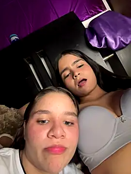 Snapshot of Ashley_and_Zoe chatting on November 2, 1:08 am Ashley and Zoe online show from November 2, 1:08 am