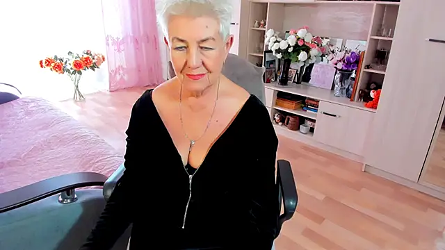 Snapshot of HotandMature chatting on April 10, 9:25 am HotandMature online show from April 10, 9:25 am