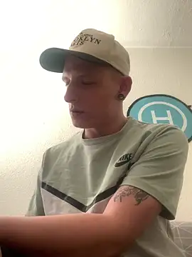 Snapshot of P44698 chatting on March 11, 10:32 am P44698 online show from March 11, 10:32 am