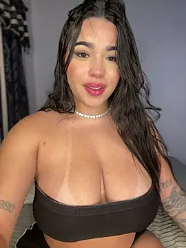 Snapshot of SofiaWildee chatting on April 18, 2:15 am SofiaWildee online show from April 18, 2:15 am