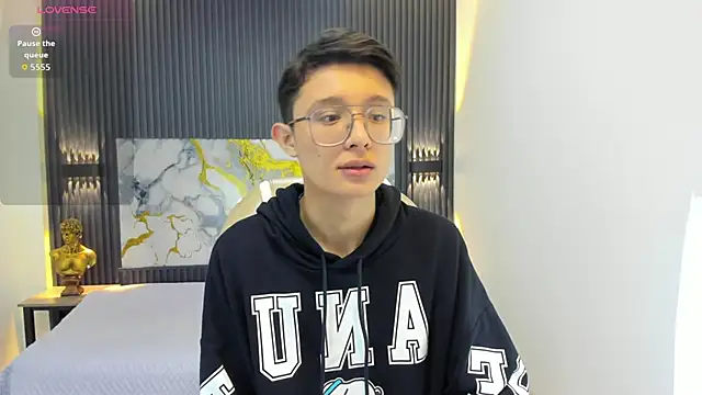 Snapshot of SantiagoRusso18 chatting on September 21, 1:02 pm SantiagoRusso18 online show from September 21, 1:02 pm