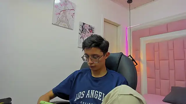 Snapshot of SantiagoRusso18 chatting on October 4, 8:07 pm SantiagoRusso18 online show from October 4, 8:07 pm