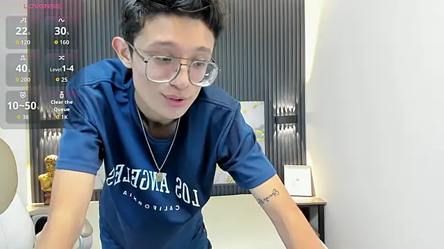 Snapshot of SantiagoRusso18 chatting on October 12, 1:10 pm SantiagoRusso18 online show from October 12, 1:10 pm