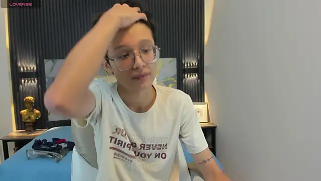 Snapshot of SantiagoRusso18 chatting on October 30, 12:17 pm SantiagoRusso18 online show from October 30, 12:17 pm