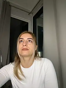 Ella Vee online show from October 8, 4:10 am