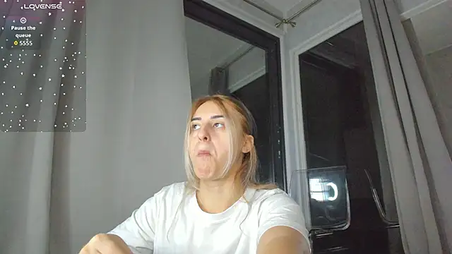 Ella Vee online show from October 10, 3:38 am