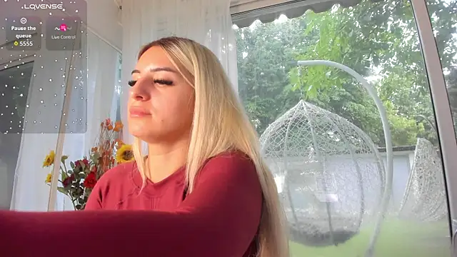 Ella Vee online show from June 12, 5:17 am