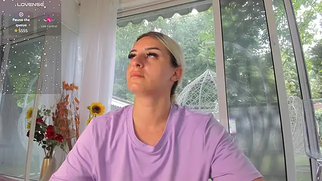 Ella Vee online show from June 23, 5:49 am