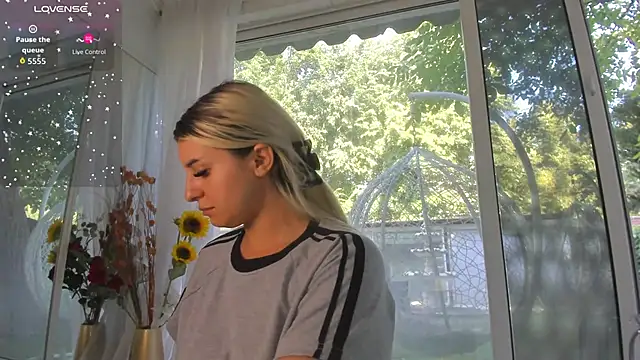 Ella Vee online show from June 27, 6:40 am