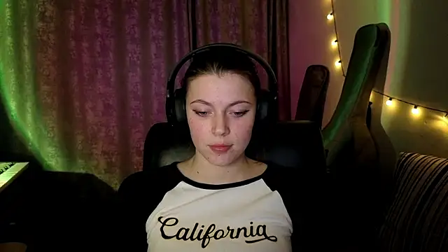 CutieAnny online show from March 13, 6:03 pm