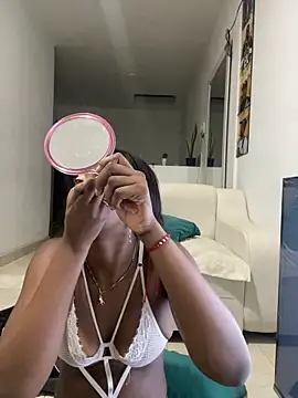 Snapshot of zaracollins01 chatting on October 31, 12:11 am zaracollins01 online show from October 31, 12:11 am