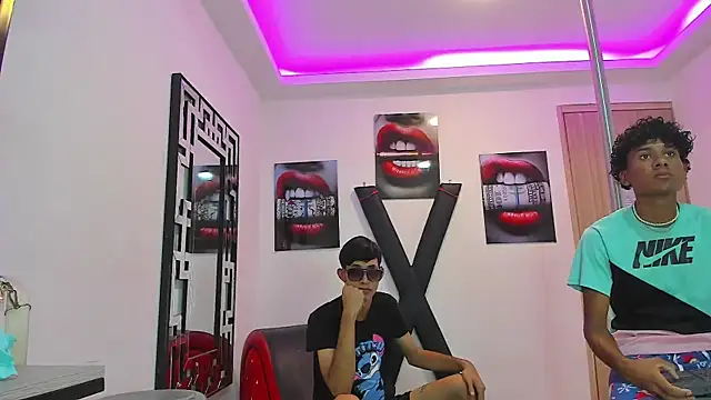 Snapshot of LONDON_BOYS1 chatting on September 13, 7:19 am LONDON BOYS1 online show from September 13, 7:19 am