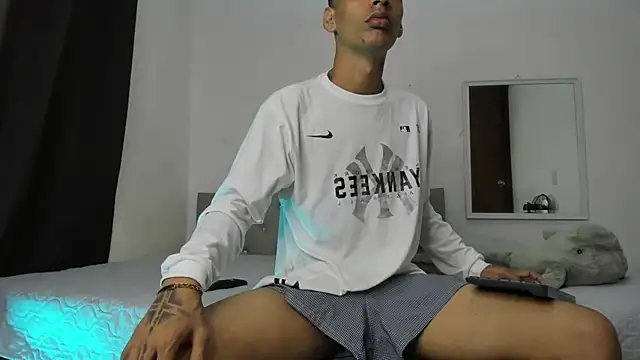 Snapshot of twinkDuohot chatting on September 27, 1:32 am twinkDuohot online show from September 27, 1:32 am