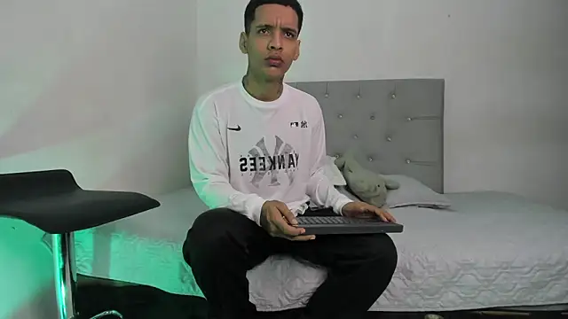 Snapshot of twinkDuohot chatting on November 3, 2:35 am twinkDuohot online show from November 3, 2:35 am