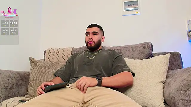 Snapshot of ThiagoHunk chatting on March 2, 12:57 am ThiagoHunk online show from March 2, 12:57 am