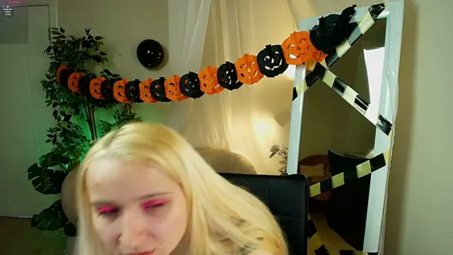 Snapshot of Milana_Key chatting on October 24, 10:06 pm Milana Key online show from October 24, 10:06 pm