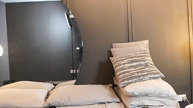 Tayler Kim online show from January 17, 6:44 pm