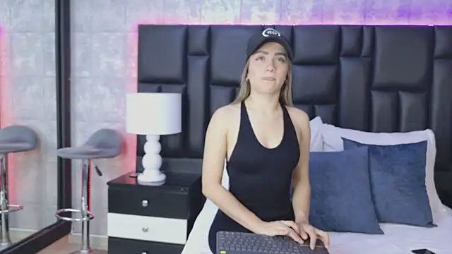 ZoeWilliis online show from November 3, 12:39 pm