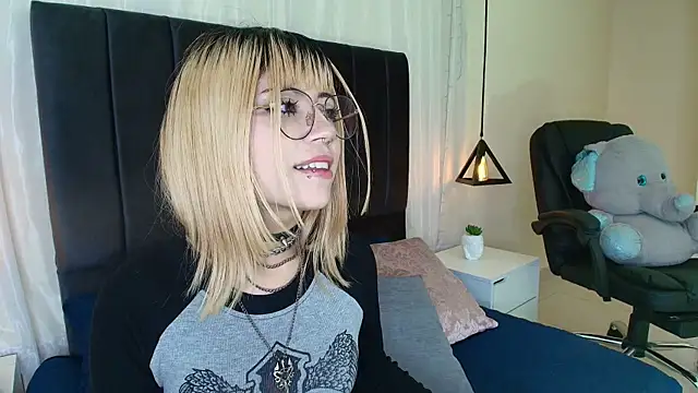 Snapshot of IvyBelle_ chatting on October 14, 11:44 am IvyBelle  online show from October 14, 11:44 am