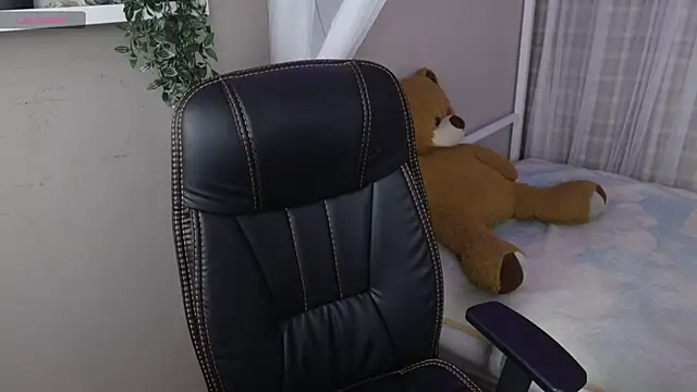 Snapshot of Mystic_blue chatting on November 19, 12:49 pm Mystic blue online show from November 19, 12:49 pm