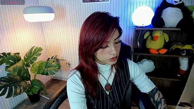 Snapshot of Mystic_blue chatting on December 1, 12:32 pm Mystic blue online show from December 1, 12:32 pm