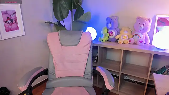 Snapshot of Mystic_blue chatting on March 25, 12:44 pm Mystic blue online show from March 25, 12:44 pm