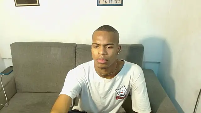 Snapshot of criss_zuri chatting on October 6, 11:51 am criss zuri online show from October 6, 11:51 am